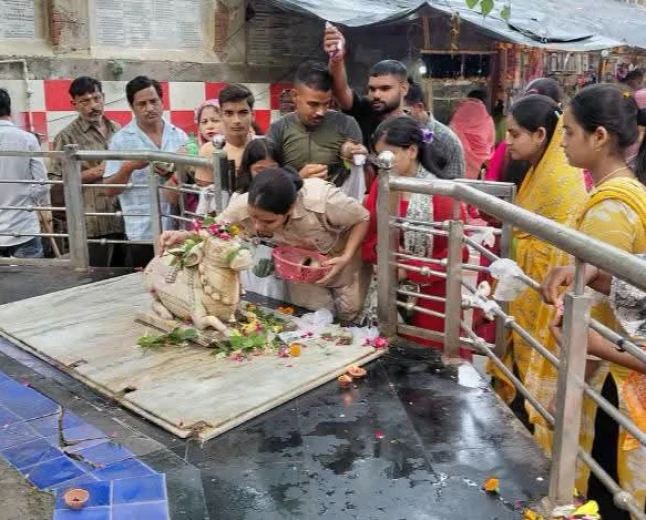 बम-बम भोले' के जयघोष से गूंजा फर्रुखाबाद, सावन के पहले सोमवार पर शिवालयों में उमड़ा आस्था का सैलाब