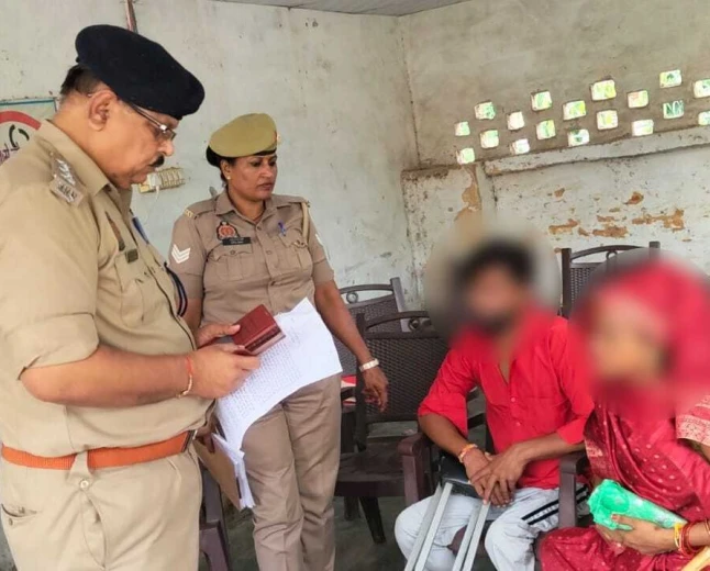 फर्रुखाबाद: दिव्यांग दंपती की मदद के लिए कार्यालय से बाहर आए सीओ अमृतपुर