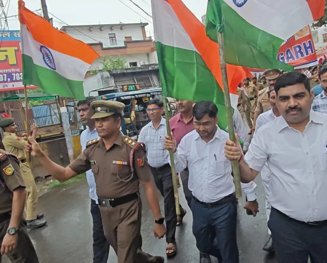 फर्रुखाबाद में हर घर तिरंगा अभियान: 300 महिला समूहों की विशाल तिरंगा यात्रा