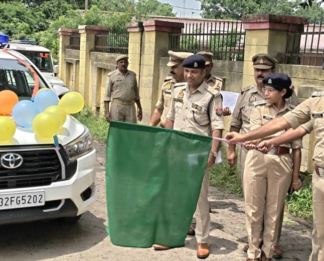 सुरक्षित सड़कों की ओर बड़ा कदम: मैनपुरी पुलिस अधीक्षक ने आधुनिक इंटरसेप्टर वाहन को दिखाई हरी झंडी