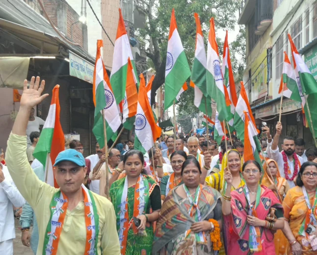 मैनपुरी में देशभक्ति के रंग में रंगा दक्षिणी मंडल: 'हर घर तिरंगा' यात्रा में उमड़ा जनसैलाब