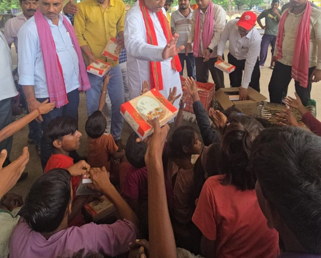 फर्रुखाबाद में बाढ़ पीड़ितों की मदद को आगे आए नदीम फ़ारूक़ी
