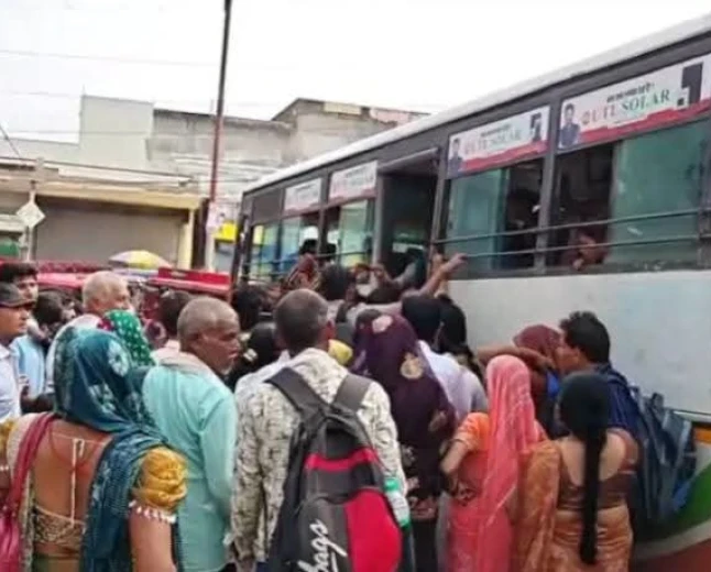 रक्षाबंधन: फर्रुखाबाद में फ्री बस सेवा का लाभ, खिड़कियों से चढ़े यात्री