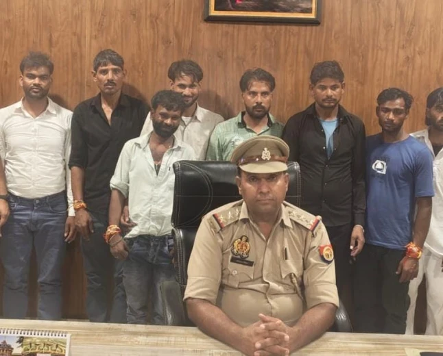 एटा पुलिस की बड़ी कार्रवाई: जलेसर में जुआ खेलते हुए 8 लोग गिरफ्तार