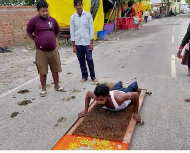 फर्रुखाबाद: 35 किलो कीलों की सेज पर विशेष गुप्ता की 100 किमी दंडवत कांवड़