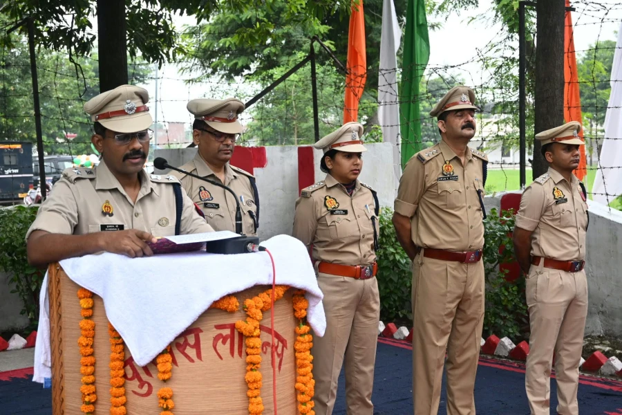एटा में शांतिपूर्ण ढंग से मनाया गया स्वतंत्रता दिवस, पुलिसकर्मियों को दिलाई राष्ट्रीय एकता-अखंडता की शपथ