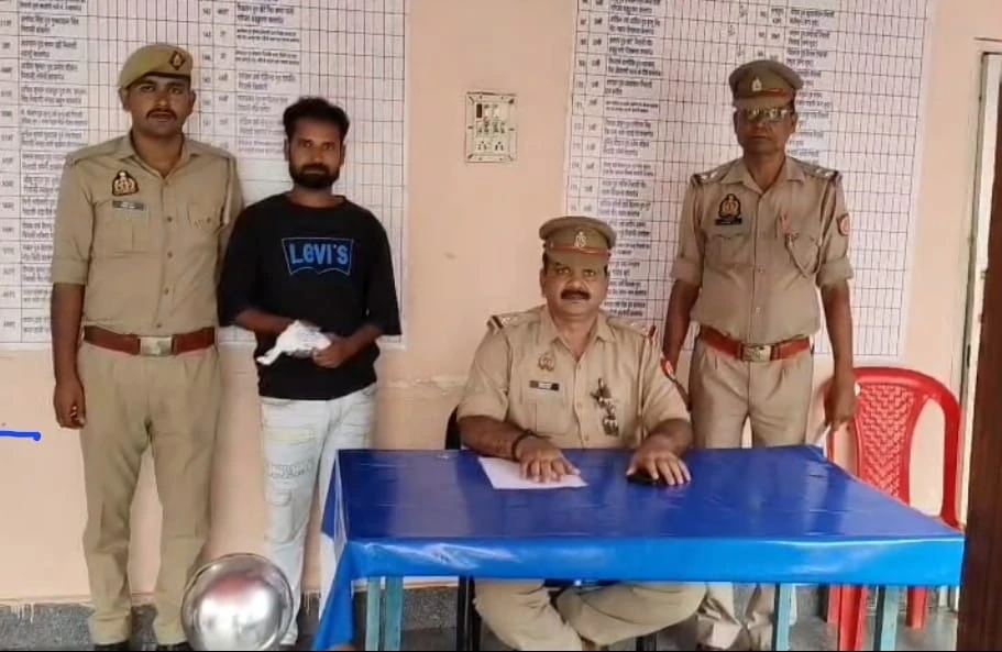 Kasganj news कासगंज पुलिस द्वारा आत्महत्या के दुष्प्रेरण की घटना में वांछित 01 अभियुक्त को किया गिरफ्तार, भेजा जेल ।