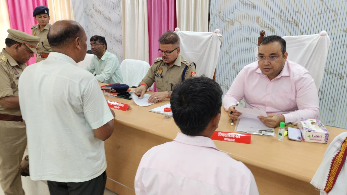 Kasganj news जिलाधिकारी एवं पुलिस अधीक्षक की अध्यक्षता में तहसील कासगंज में हुआ सम्पूर्ण समाधान दिवस का आयोजन, 18 प्रार्थना पत्र प्राप्त, 04 का मौके पर ही निस्तारित