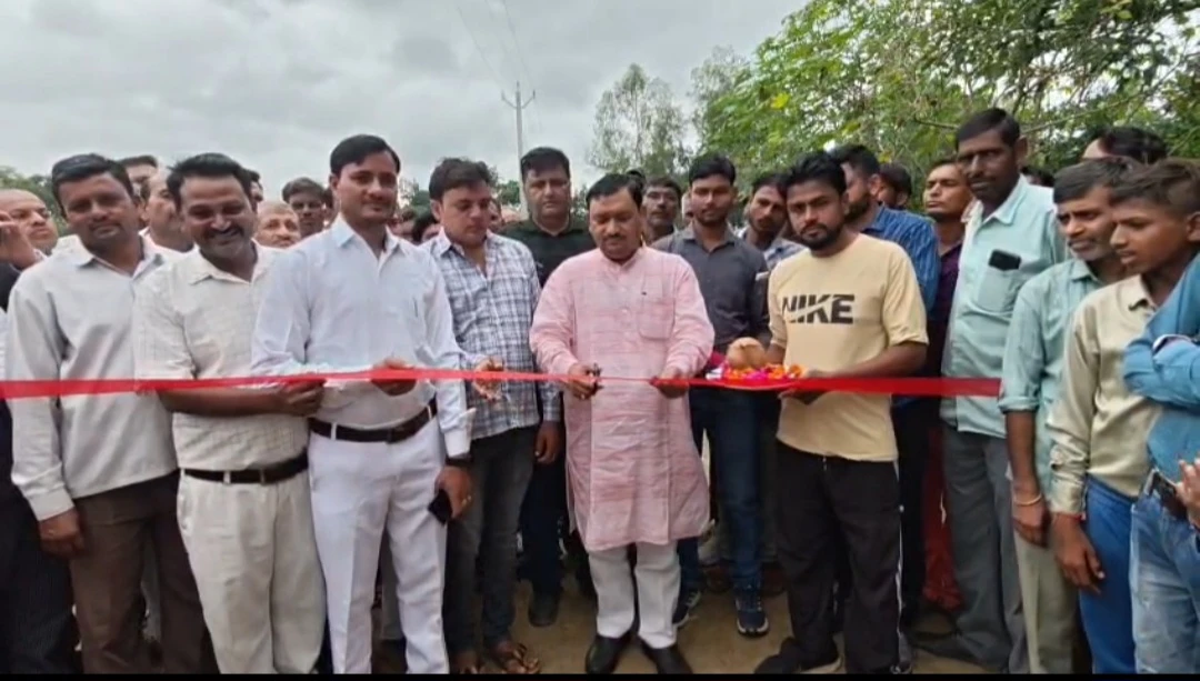 Kasganj news अमाँपुर विधायक हरिओम वर्मा ने आरसीसी कार्य का फीता काटकर व नारियल फोड़कर कर किया उद्घाटन