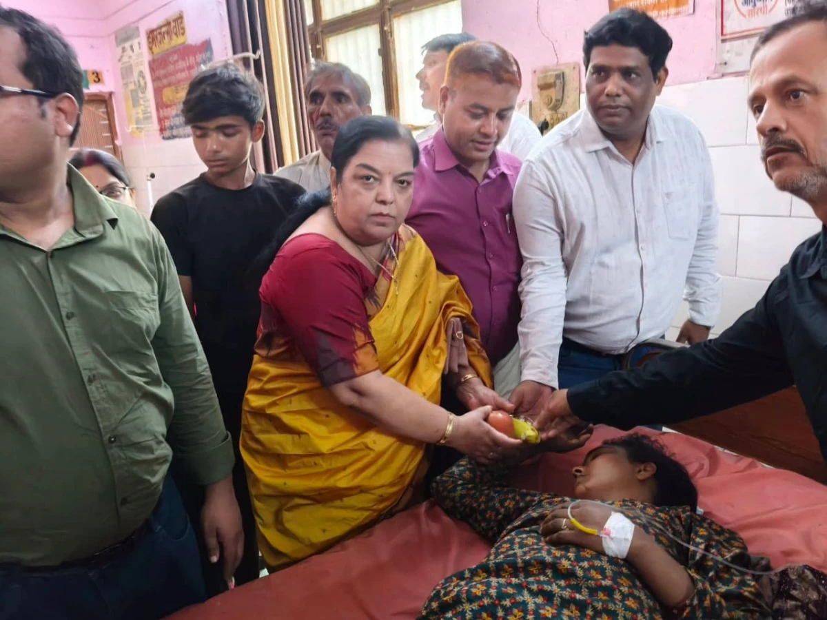 कायमगंज में भाजपा का सेवा संकल्प: मरीजों को फल बांटकर मनाया मोदी का जन्मदिन