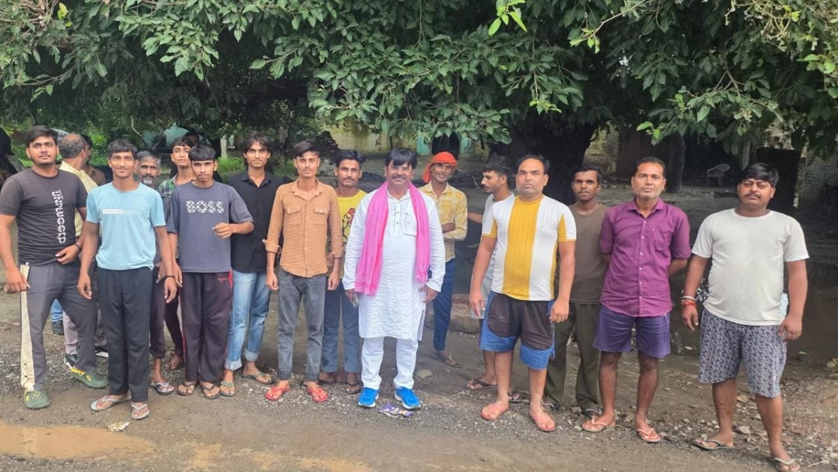 Kasganj news तराई क्षेत्र के गांवों में लोगों से मुलाकात कर ठा.धीरेन्द्र तोमर ने जाना उनका हाल