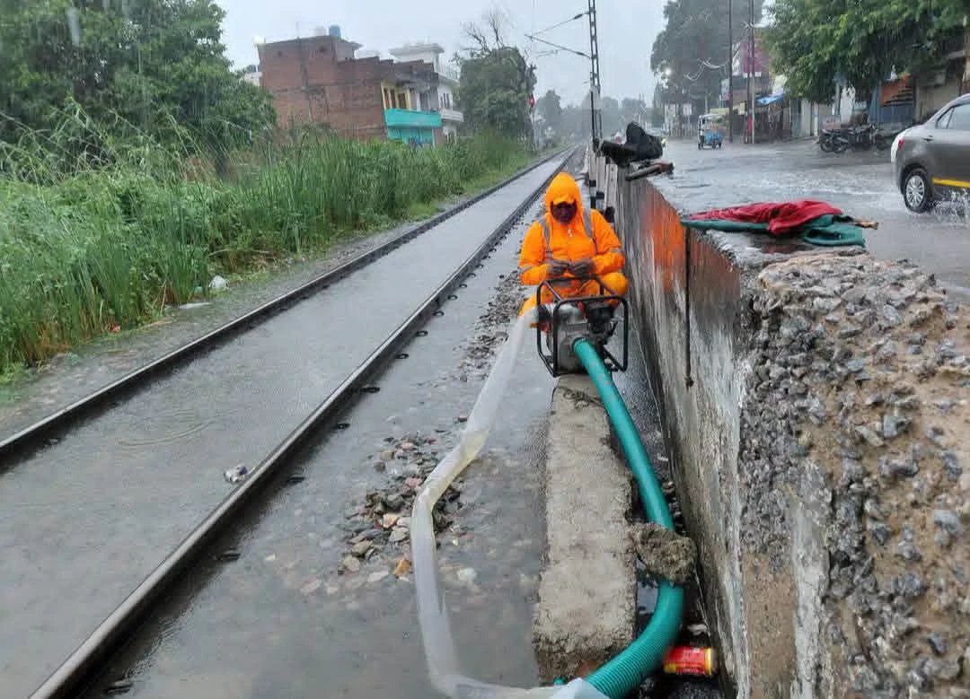 फर्रुखाबाद में 35 घंटे की मूसलाधार बारिश: शहर और रेलवे ट्रैक जलमग्न