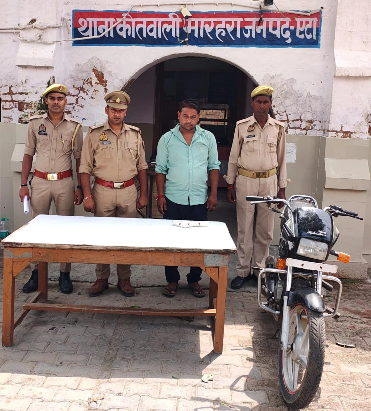 एटा: मारहरा पुलिस की बड़ी कार्रवाई, चोरी की बाइक और अवैध हथियार के साथ शातिर गिरफ्तार