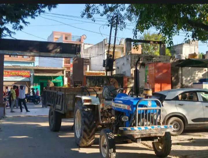 मिट्टी से लदी ट्रैक्टर-ट्रॉली छोड़कर भागा चालक, खनन विभाग की कार्रवाई से मचा हड़कंप