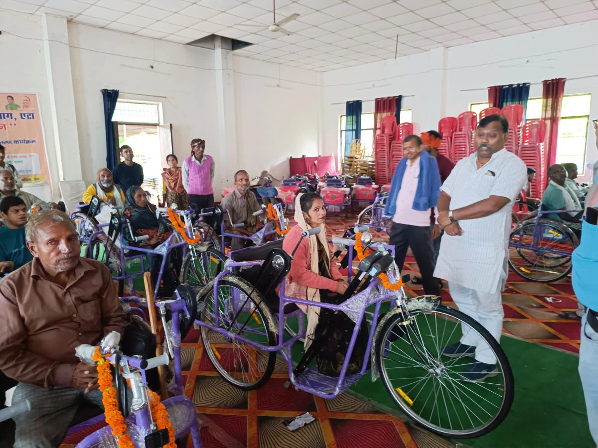 एटा में सेवा संकल्प अभियान: दिव्यांगजनों को मिले आधुनिक सहायक उपकरण