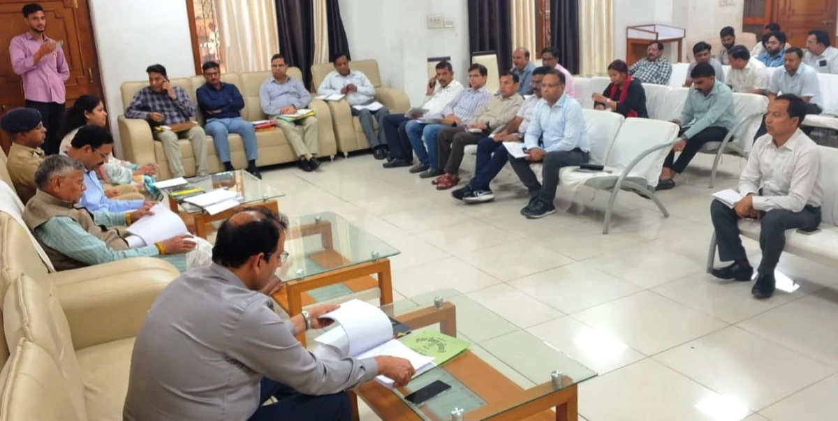 मैनपुरी में भारी बारिश और चक्रवात से हुए नुकसान पर प्रभारी मंत्री सख्त, तत्काल राहत और मुआवजा देने के निर्देश