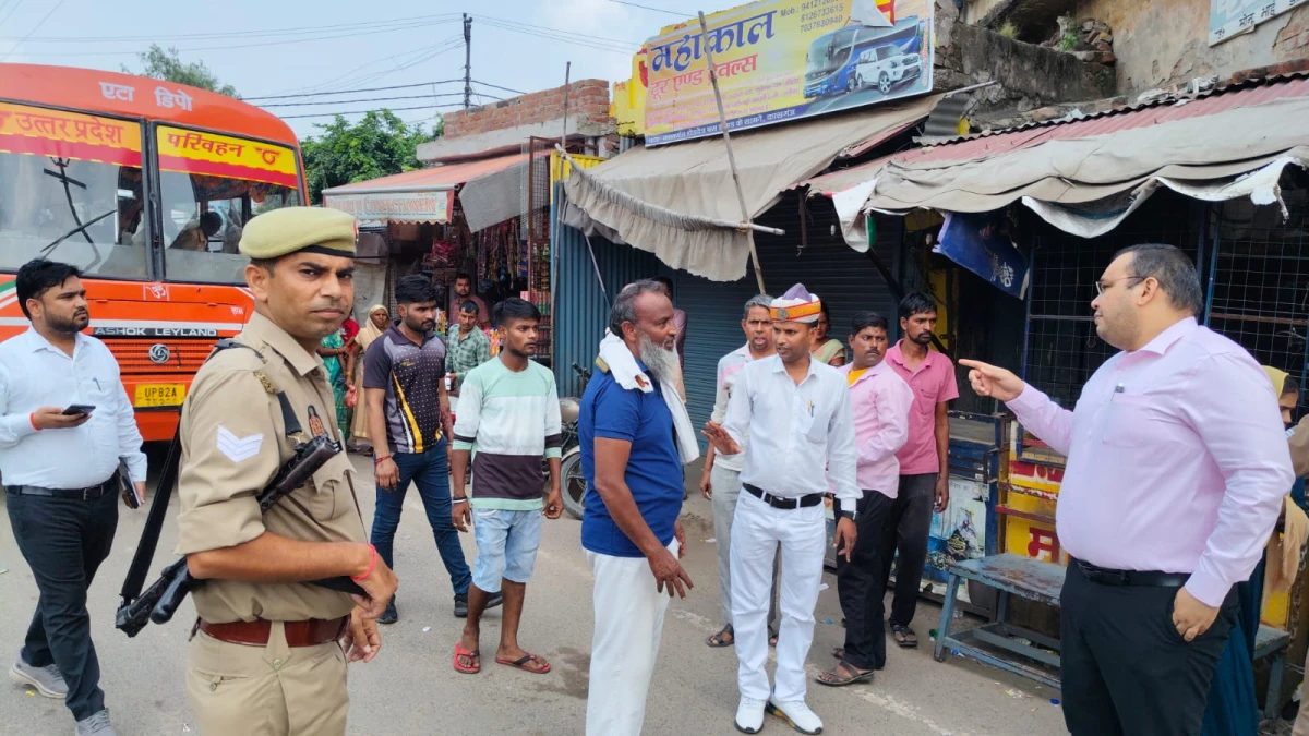 Kasganj news जिलाधिकारी प्रणय सिंह ने स्वयं यातायात व्यवस्था के दृष्टिगत रोडवेज बस स्टैंड का किया औचक निरीक्षण।