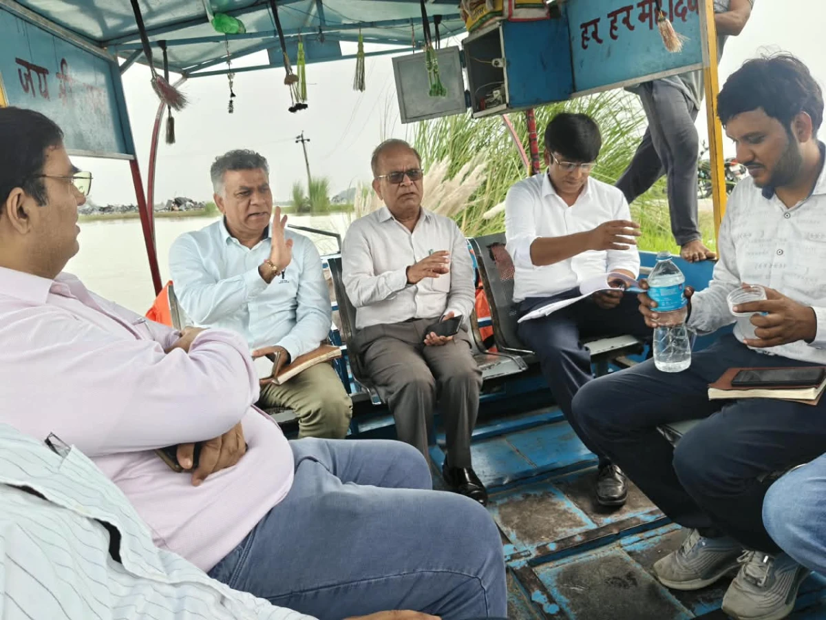 Kasganj news बाढ़ प्रभावित क्षेत्र में अधिकारियों ने किया स्थलीय निरीक्षण,स्वास्थ्य शिविर का लिया जायजा