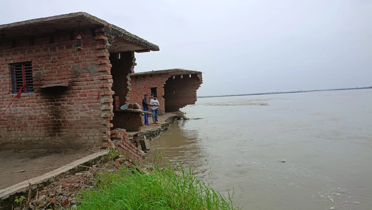 फर्रुखाबाद: गंगा का रौद्र रूप, समैचीपुर चितार में 15 मकान एक दिन में समाए