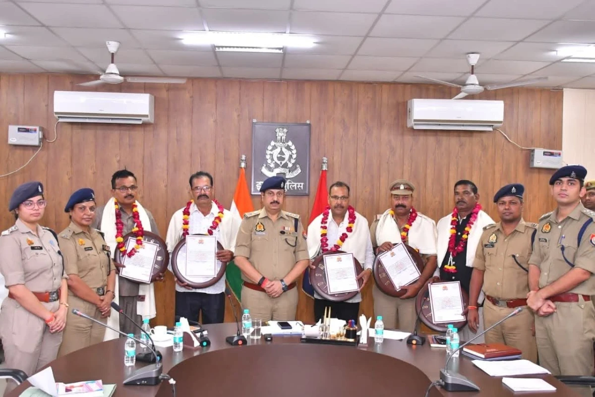 इटावा: एसएसपी ने सेवानिवृत्त पुलिसकर्मियों को दी भावभीनी विदाई