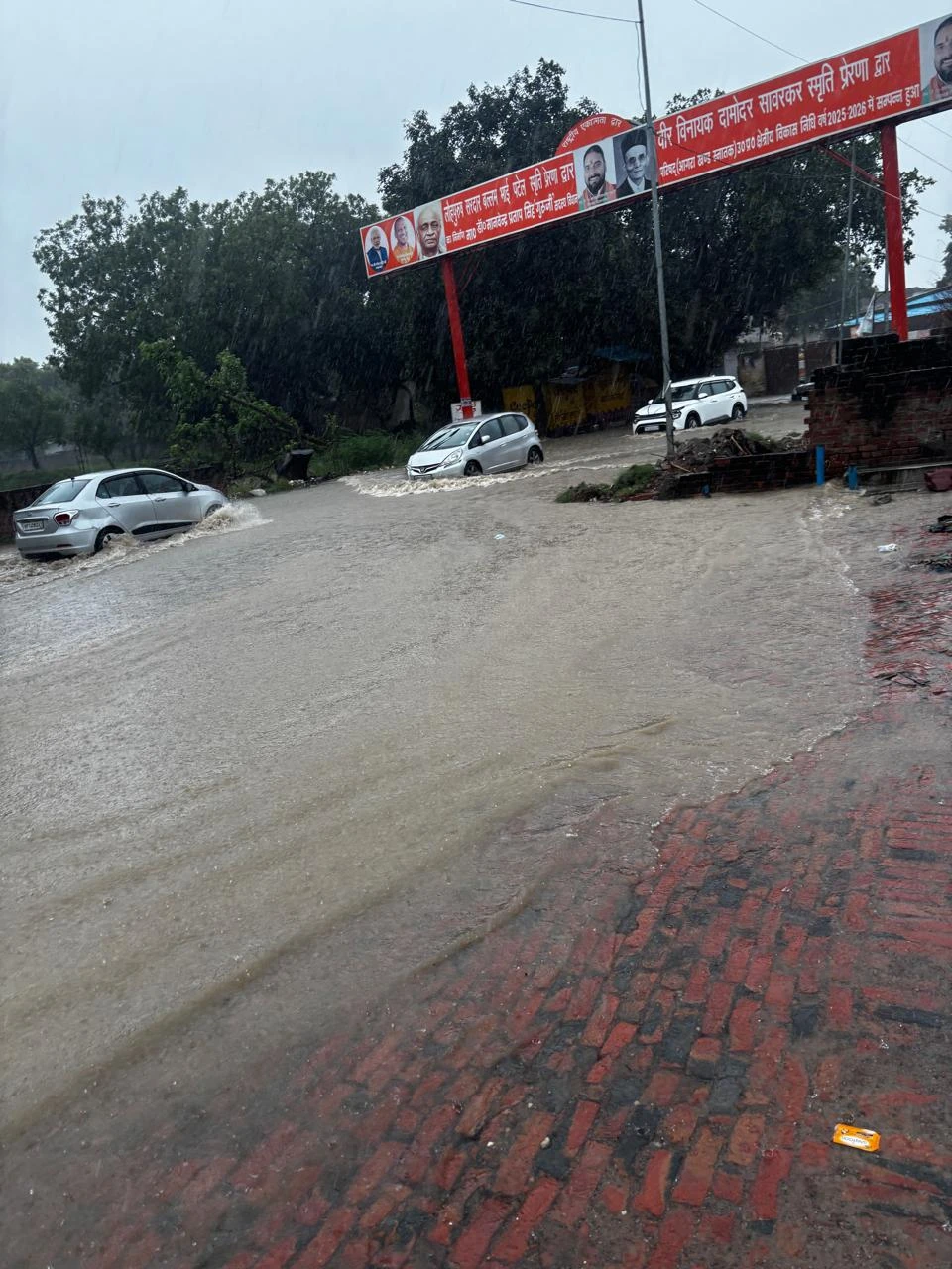 कायमगंज में 40 घंटे की मूसलाधार बारिश से जनजीवन अस्त-व्यस्त, सड़कें बनीं तालाब