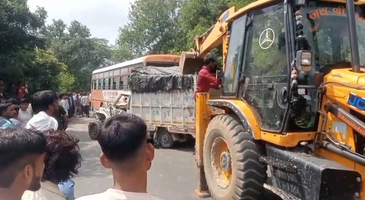 रोडवेज बस और मैक्स पिकअप की आमने-सामने भिड़ंत, चालक की मौत