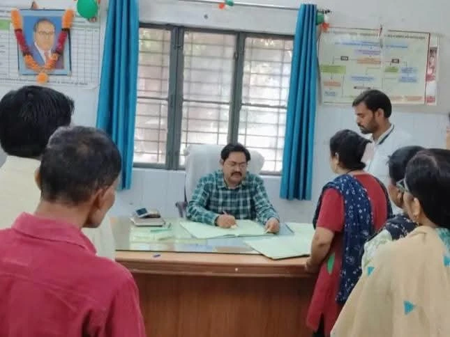 फर्रुखाबाद: सीएमओ की छापेमारी, ड्यूटी से गायब मिले स्वास्थ्यकर्मी