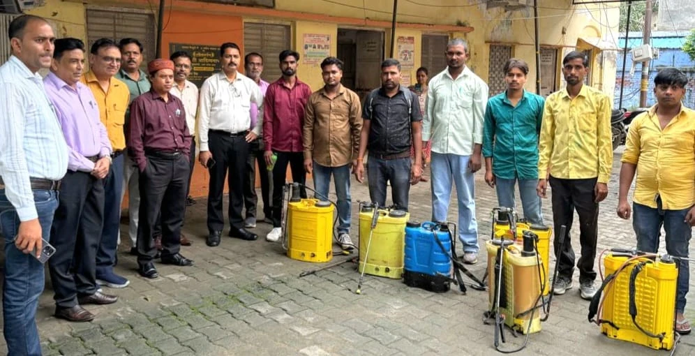 मैनपुरी में डेंगू और मलेरिया की रोकथाम के लिए सीएमओ डॉ. आर.सी. गुप्ता ने रवाना की 6  टीमें