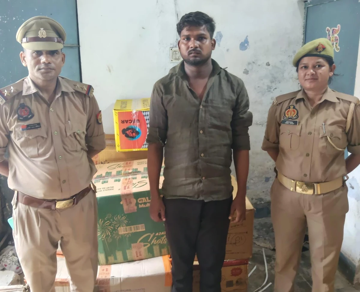 एटा: जैथरा पुलिस ने 50 किलो अवैध पटाखे बरामद किए, एक गिरफ्तार