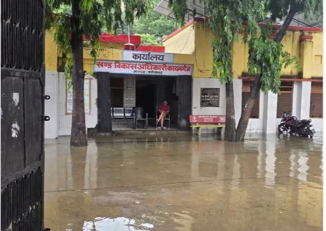 कायमगंज में 52 घंटे की मूसलाधार बारिश से जनजीवन अस्त-व्यस्त