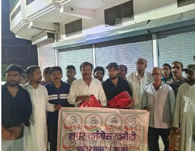 फर्रुखाबाद: यूपीआई शुल्क के विरोध में कांग्रेस का अनोखा प्रदर्शन
