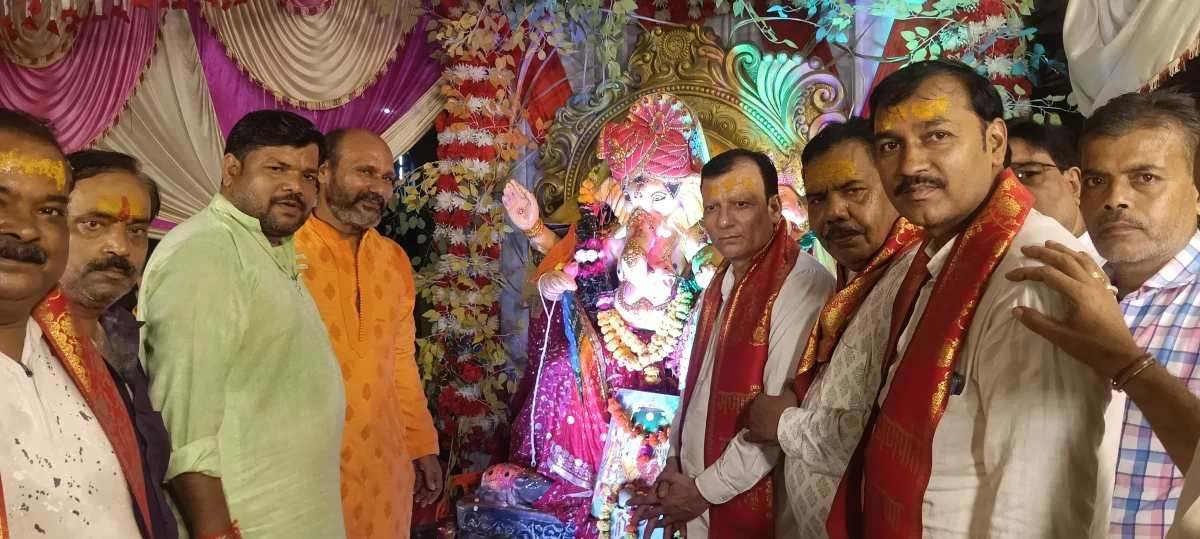 जयकारों से गूंजा लोहे वाली गोदाम, विधि-विधान से विराजे गणपति बप्पा