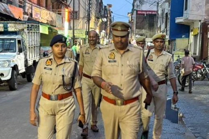 एटा: जन्माष्टमी सुरक्षा के लिए पुलिस का फ्लैग मार्च और सख्त चेकिंग