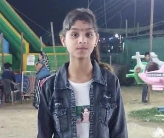 बंदरों के हमले से छत से गिरी छात्रा की मौत: मचा कोहराम