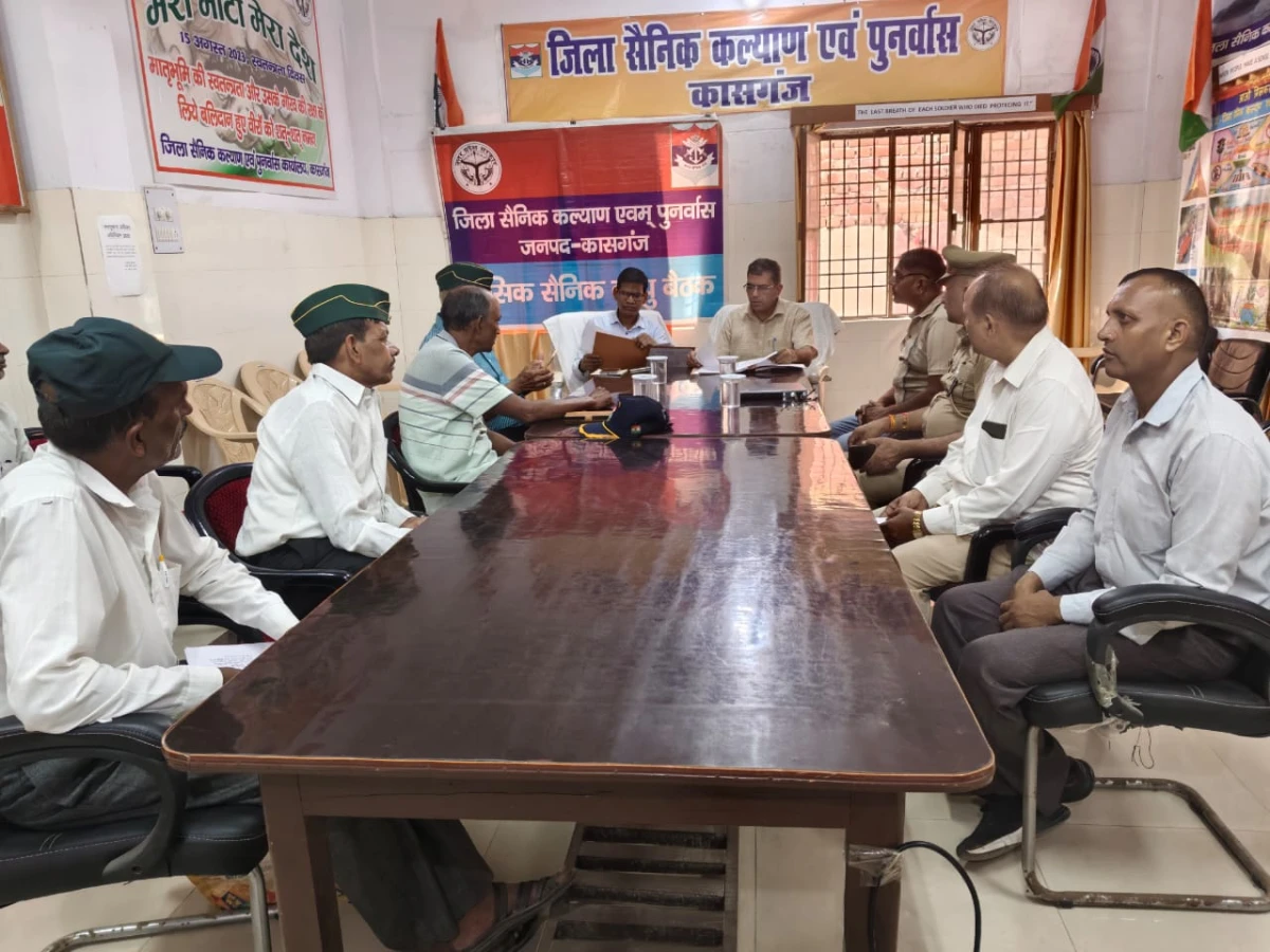 Kasganj news शहीद सैनिकों की स्मृति में मासिक सैनिक बंधु बैठक आयोजित।