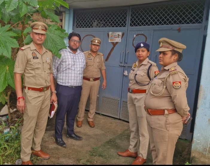 एटा में OYO पर प्रशासन का शिकंजा, हाईवे होटल सीज! छापे से मचा हड़कंप, दो बालिग और एक नाबालिग युवती हिरासत में; संचालक नीरज फरार