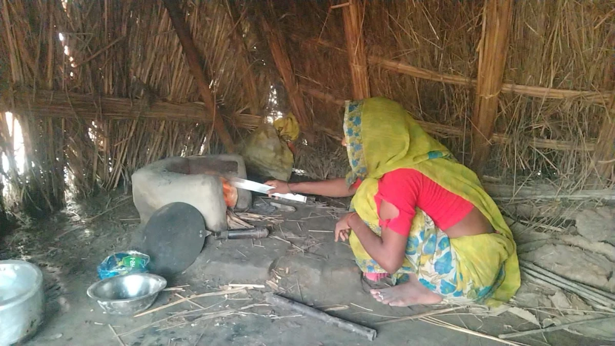 फर्रुखाबाद: सरकारी आवास की आस में झोपड़ी में रहने को मजबूर परिवार