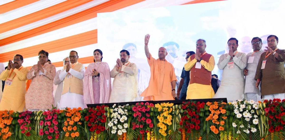 फर्रुखाबाद पहुंचे सीएम योगी, बाढ़ प्रभावित क्षेत्रों का किया हवाई सर्वे; 1000 परिवारों को बांटी राहत किट