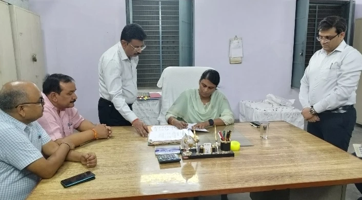 नवागत जिलाधिकारी एम. अरुन्मौली ने देर रात्रि कोषागार पहुंचकर ग्रहण किया कार्यभार