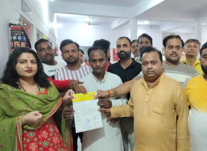 यूपीआई ट्रांजैक्शन शुल्क पर व्यापारियों का विरोध, डीएम को सौंपा ज्ञापन