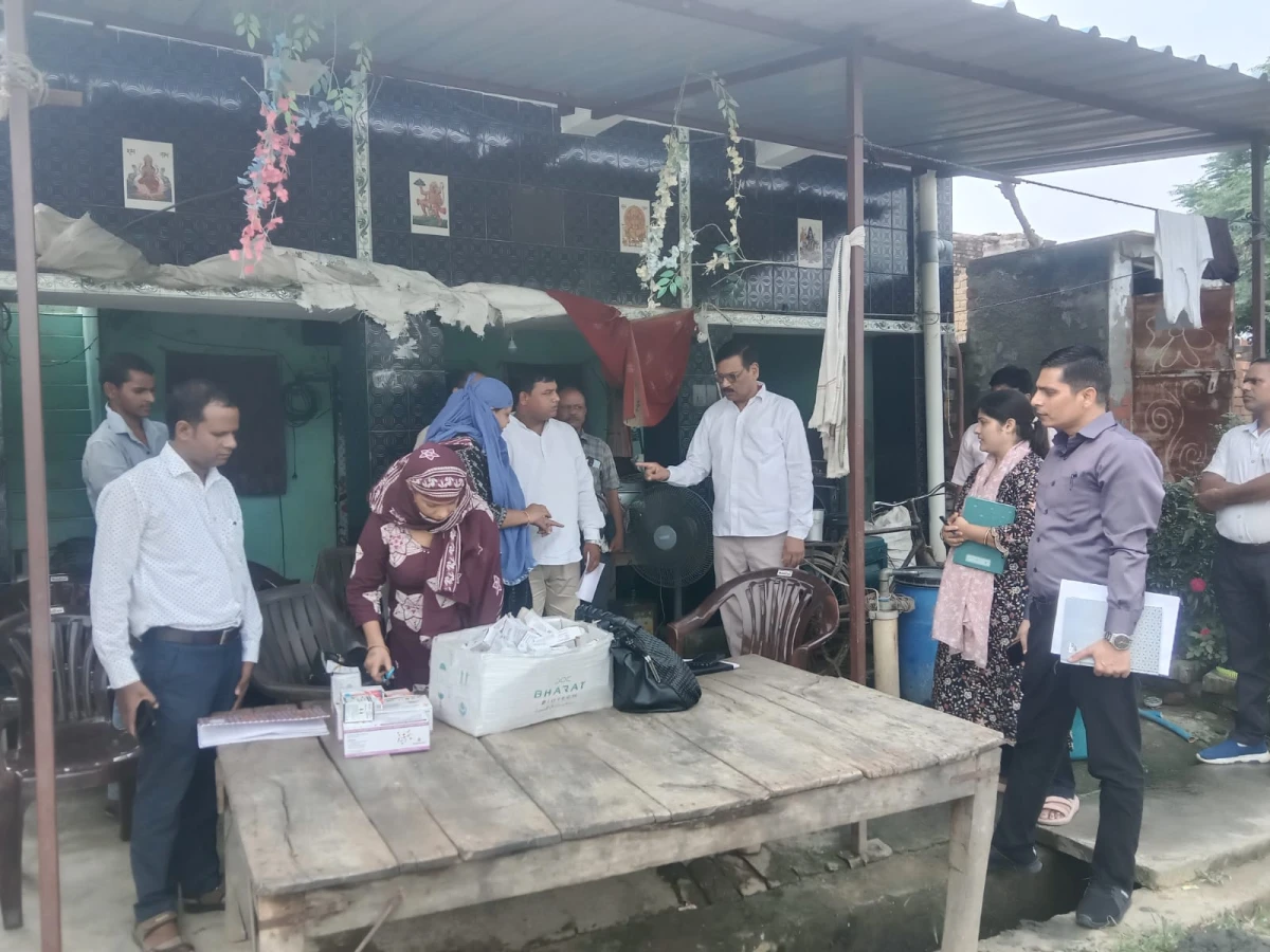 Kasganj news सीएमओ ने स्वास्थ्य कैंप का निरीक्षण कर ग्रामीणों से ली स्वास्थ्य संबंधी जानकारी।