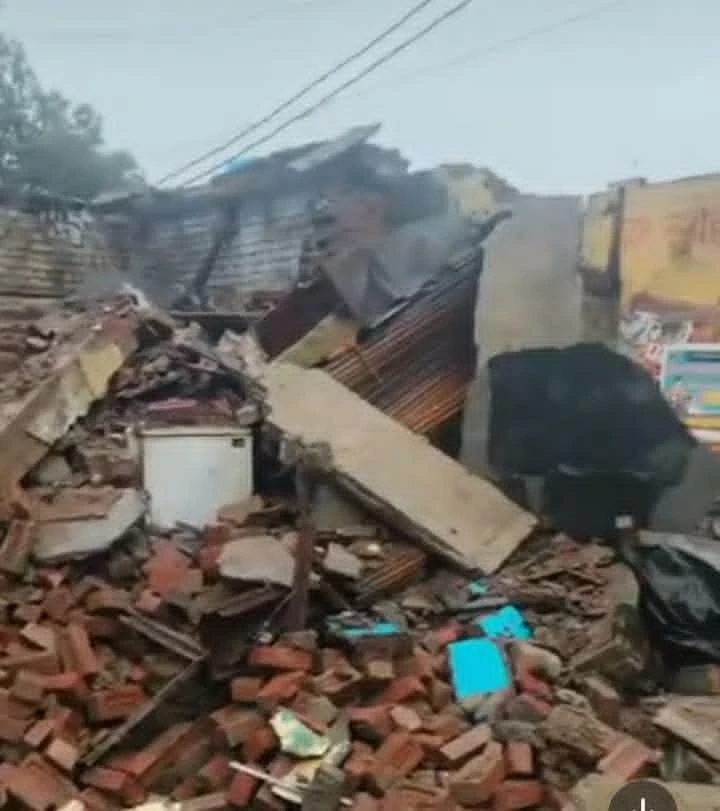 कायमगंज: 32 घंटे की बारिश में ढही मिठाई की दुकान, साजिश के आरोपों से गरमाया मामला