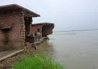 फर्रुखाबाद: गंगा का रौद्र रूप, समैचीपुर चितार में 15 मकान एक दिन में समाए