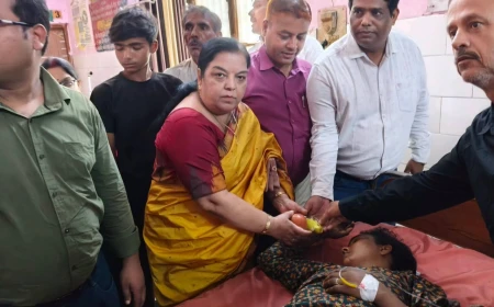कायमगंज में भाजपा का सेवा संकल्प: मरीजों को फल बांटकर मनाया मोदी का जन्मदिन