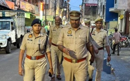 एटा: जन्माष्टमी सुरक्षा के लिए पुलिस का फ्लैग मार्च और सख्त चेकिंग