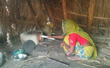 फर्रुखाबाद: सरकारी आवास की आस में झोपड़ी में रहने को मजबूर परिवार