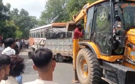 रोडवेज बस और मैक्स पिकअप की आमने-सामने भिड़ंत, चालक की मौत