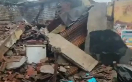 कायमगंज: 32 घंटे की बारिश में ढही मिठाई की दुकान, साजिश के आरोपों से गरमाया मामला