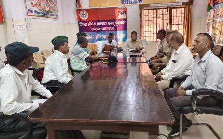 Kasganj news शहीद सैनिकों की स्मृति में मासिक सैनिक बंधु बैठक आयोजित।