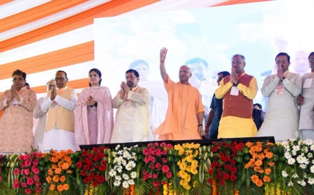 फर्रुखाबाद पहुंचे सीएम योगी, बाढ़ प्रभावित क्षेत्रों का किया हवाई सर्वे; 1000 परिवारों को बांटी राहत किट